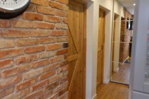 Masivní smrkové dveře v interiéru panelákového bytu