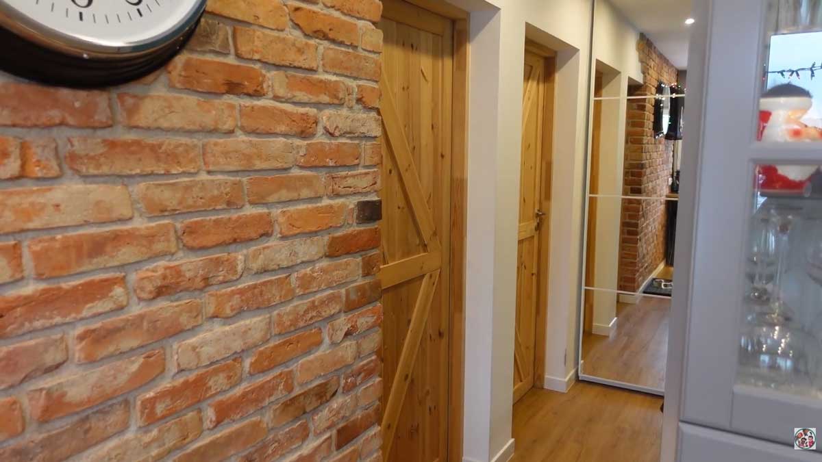 Masivní smrkové dveře v interiéru panelákového bytu