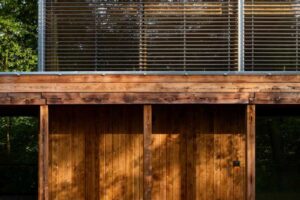 Celodřevěný interiér přístavby na Medníku z biodesek s přirozenou kresbou dřeva