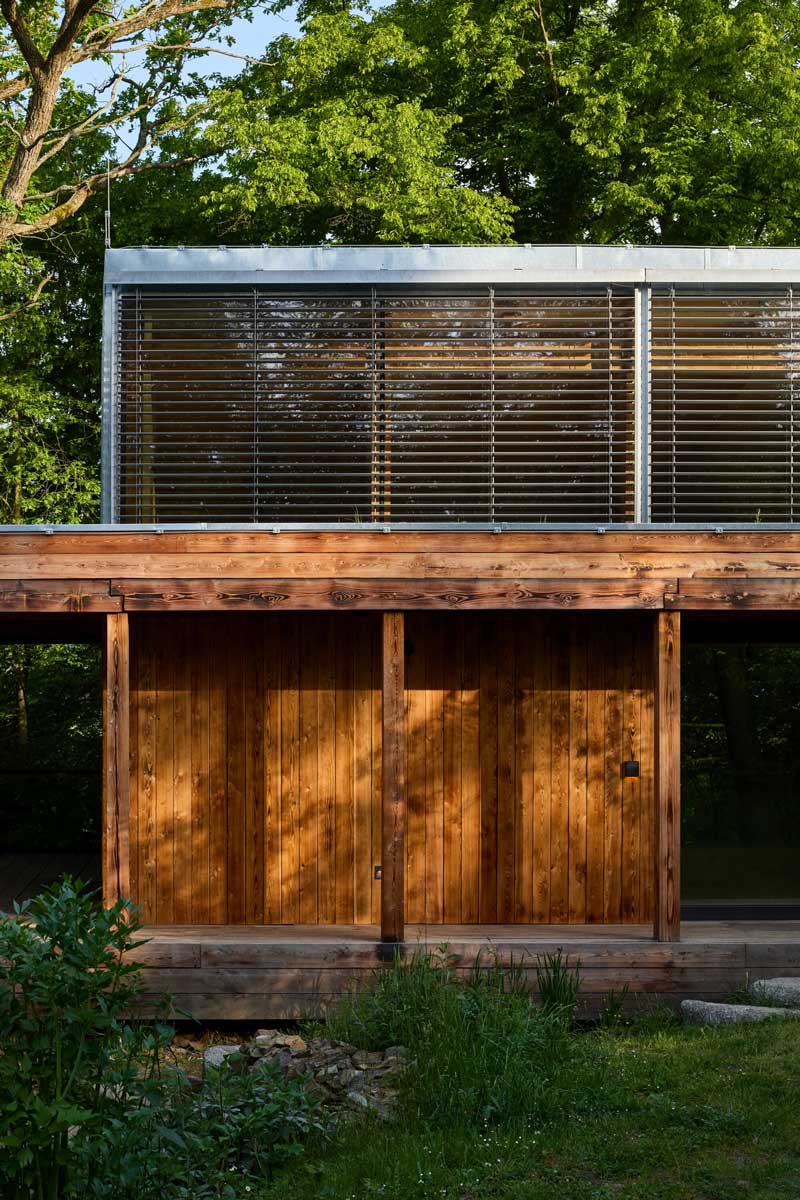 Celodřevěný interiér přístavby na Medníku z biodesek s přirozenou kresbou dřeva