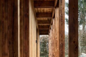 Nosné dřevěné sloupy přístavby domu na Medníku respektující svažitý terén