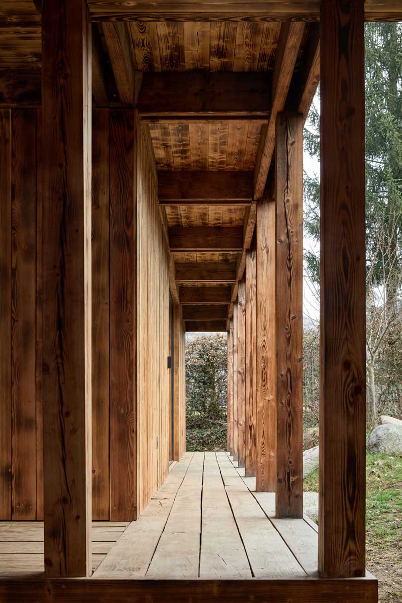 Nosné dřevěné sloupy přístavby domu na Medníku respektující svažitý terén