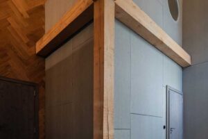 Detail křížení dřevěných trámů v interiéru stodoly se současnou vestavbou