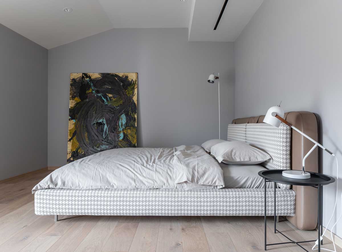 Hostovský pokoj v domě Ridnyj laděný do světlých barev s jednoduchým nábytkem