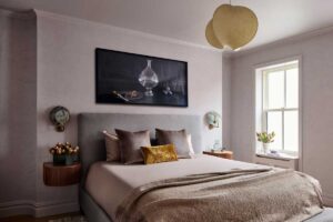 Druhá ložnice s barevnými akcenty a promyšleným uspořádáním