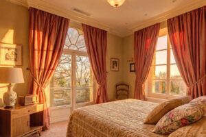 Ložnice v historickém domě Brigitte Bardot s výhledem do zahrady a jemným provensálským světlem