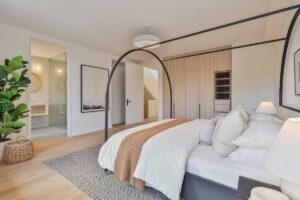 Ložnice s manželskou postelí, dřevěnými vestavěnými skříněmi a kobercem