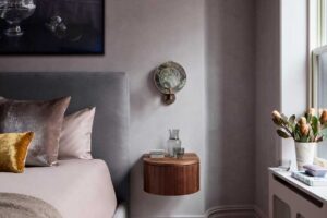 Detail druhé ložnice s čalouněnou postelí a jemnou barevnou paletou