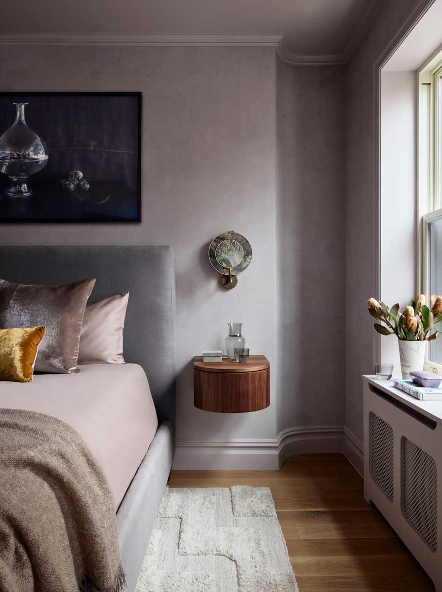 Detail druhé ložnice s čalouněnou postelí a jemnou barevnou paletou