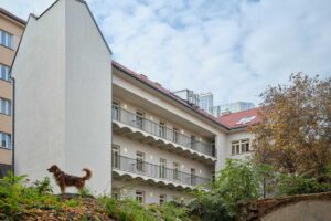 Rekonstruovaný pavlačový dům v pražských Nuslích zasazený do okolní městské zástavby