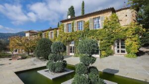 Provensálské sídlo ze 13. století, kde filmová ikona prožila vrchol své slávy. Až na fialovou koupelnu si zachovalo historický šarm