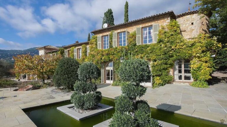 Historické sídlo Brigitte Bardot na Francouzské riviéře s terasou a výhledem do zahrady