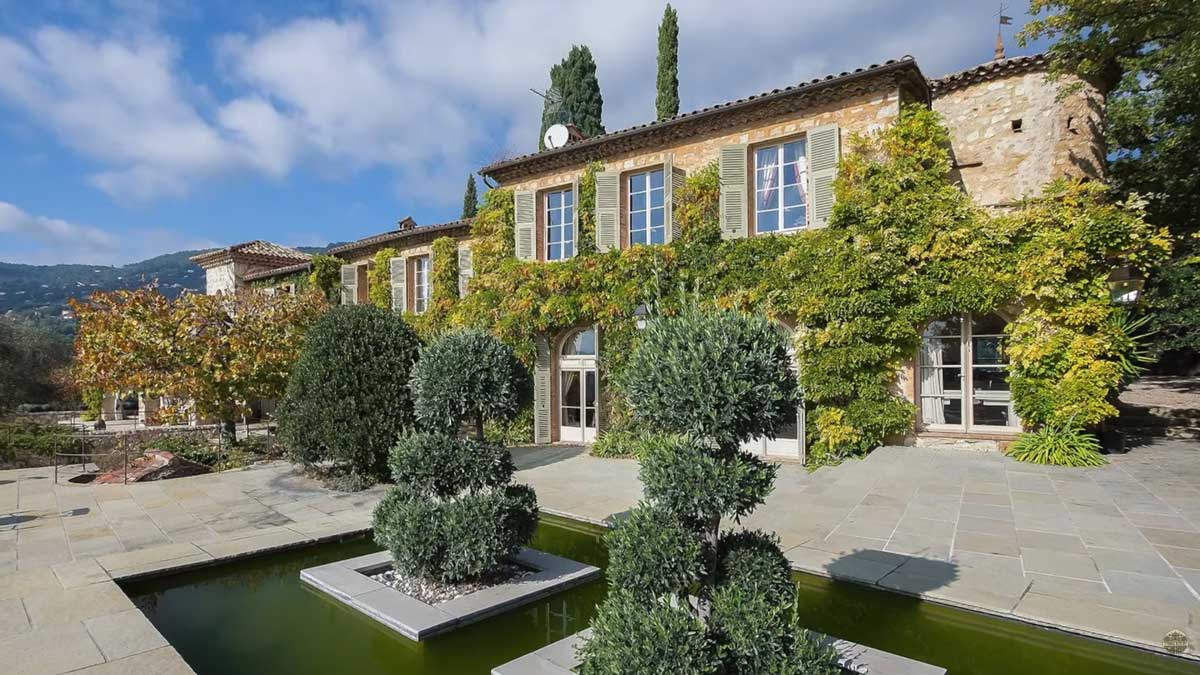 Historické sídlo Brigitte Bardot na Francouzské riviéře s terasou a výhledem do zahrady