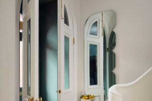 Vstupní prostor s obloukovými dveřmi a atypickým zrcadlem