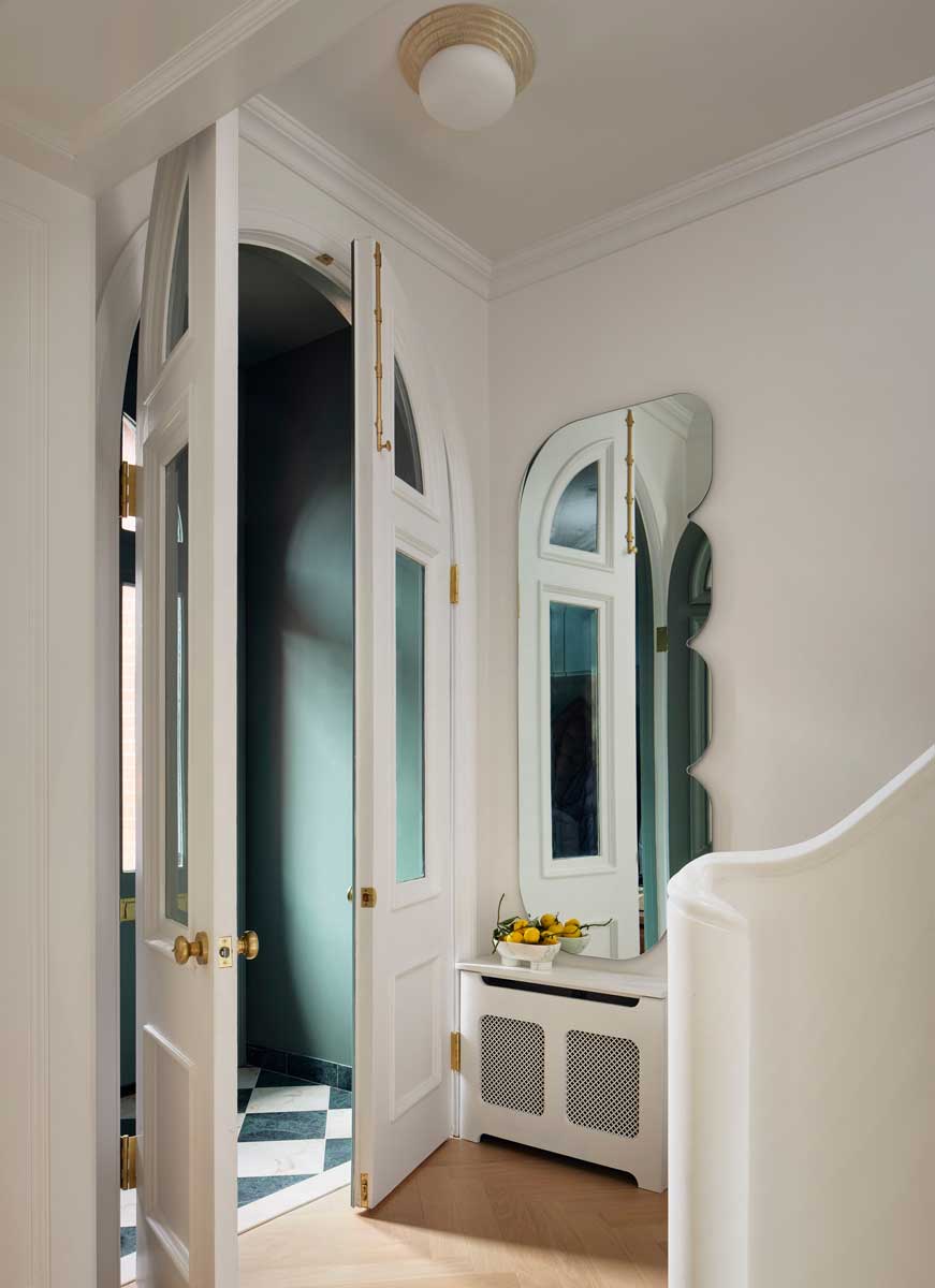 Vstupní prostor s obloukovými dveřmi a atypickým zrcadlem