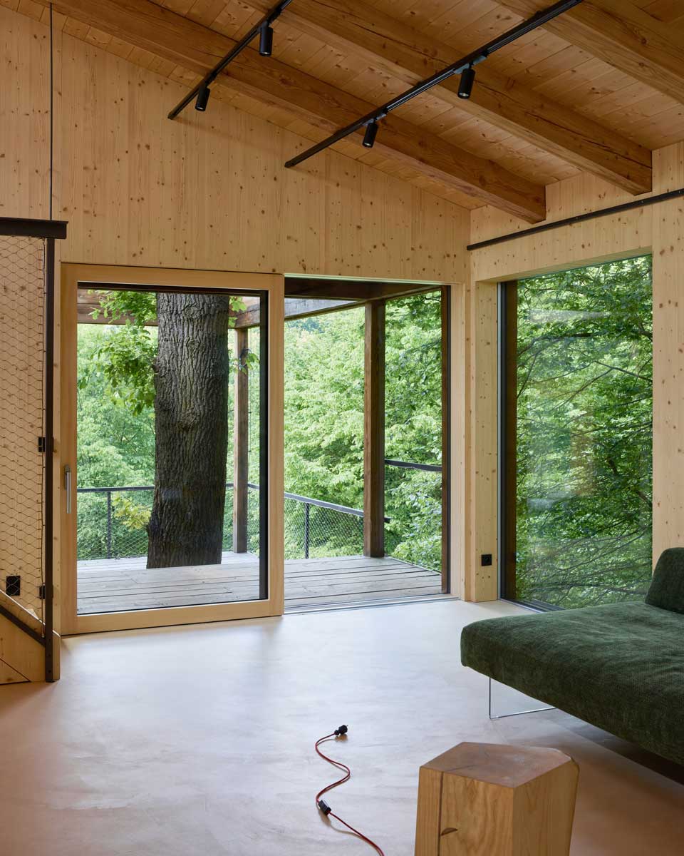 Prosklené posuvné dveře z ateliéru na krytou terasu u starého dubu