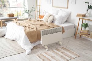 Elektrický konvektor umístěný v ložnici pro rychlé zvýšení teploty před spaním