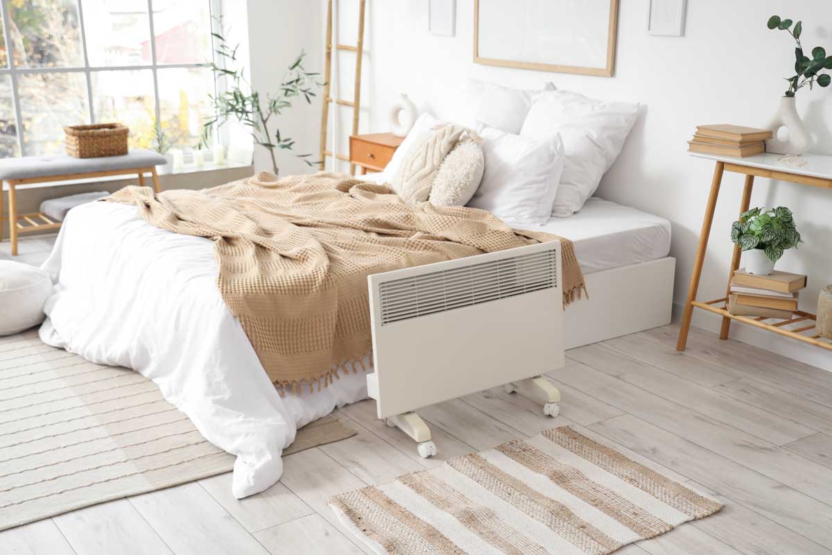 Elektrický konvektor umístěný v ložnici pro rychlé zvýšení teploty před spaním