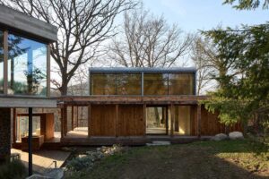 Celek Domu Medník s původním domem a novou přístavbou