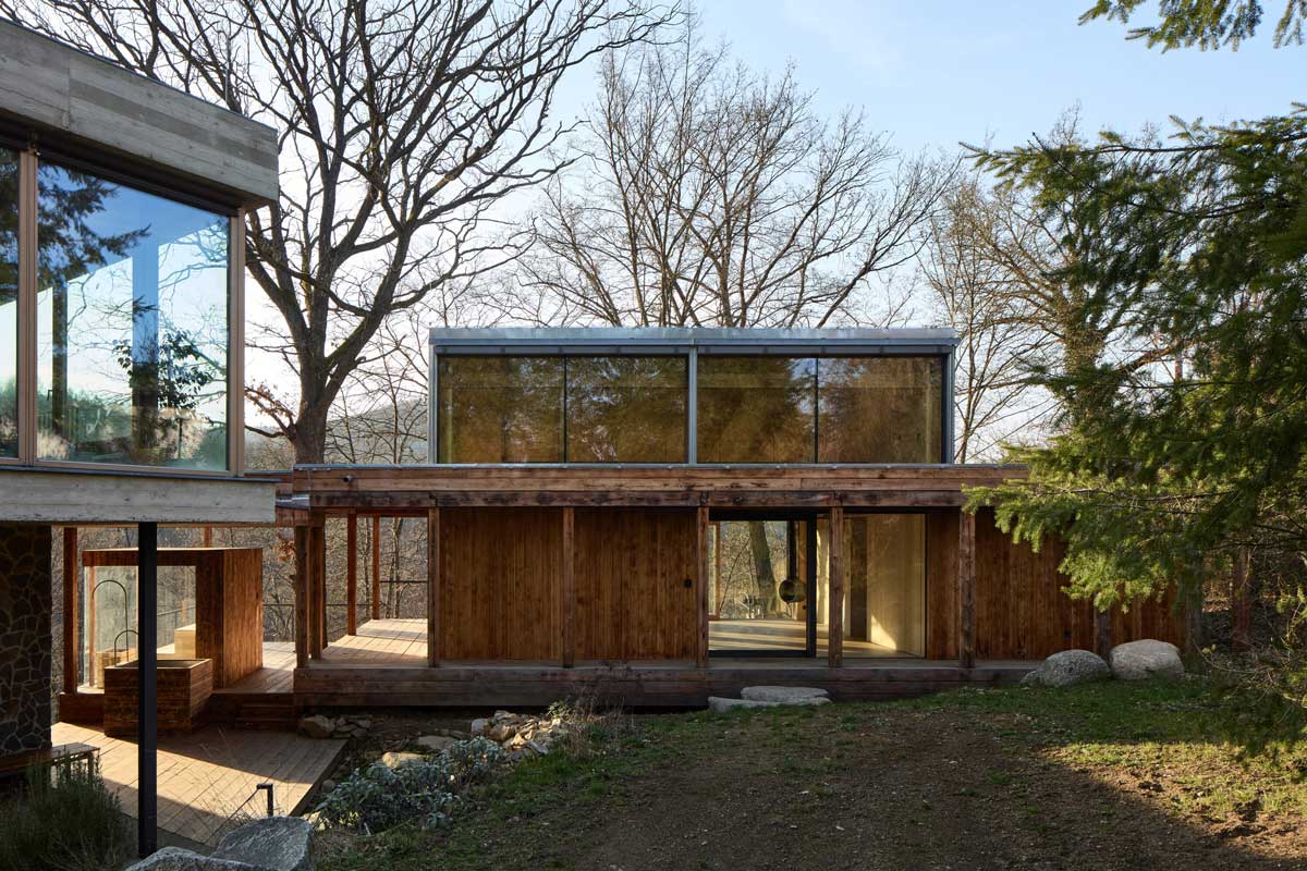 Celek Domu Medník s původním domem a novou přístavbou