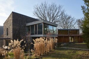 Na Medníku nechtěli větší dům. Chtěli víc klidu, světla a místo pro tvorbu, které respektuje les i starý dub