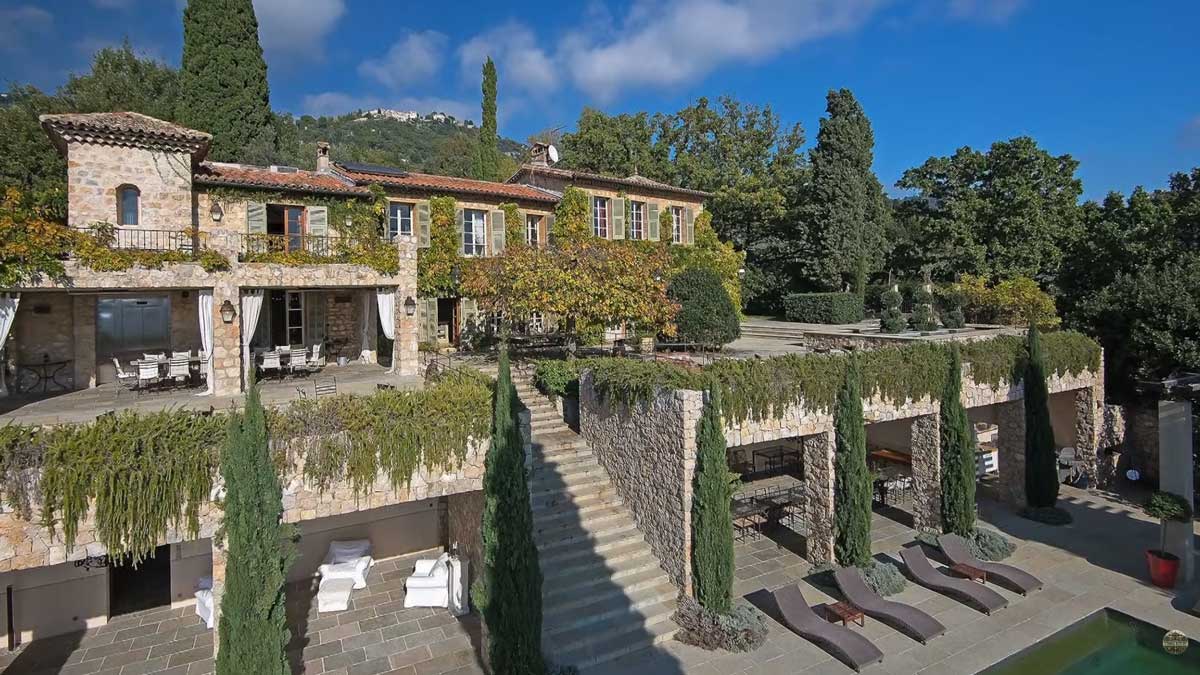 Exteriér historického domu Brigitte Bardot na Riviéře obklopený zelení a kamennými zdmi