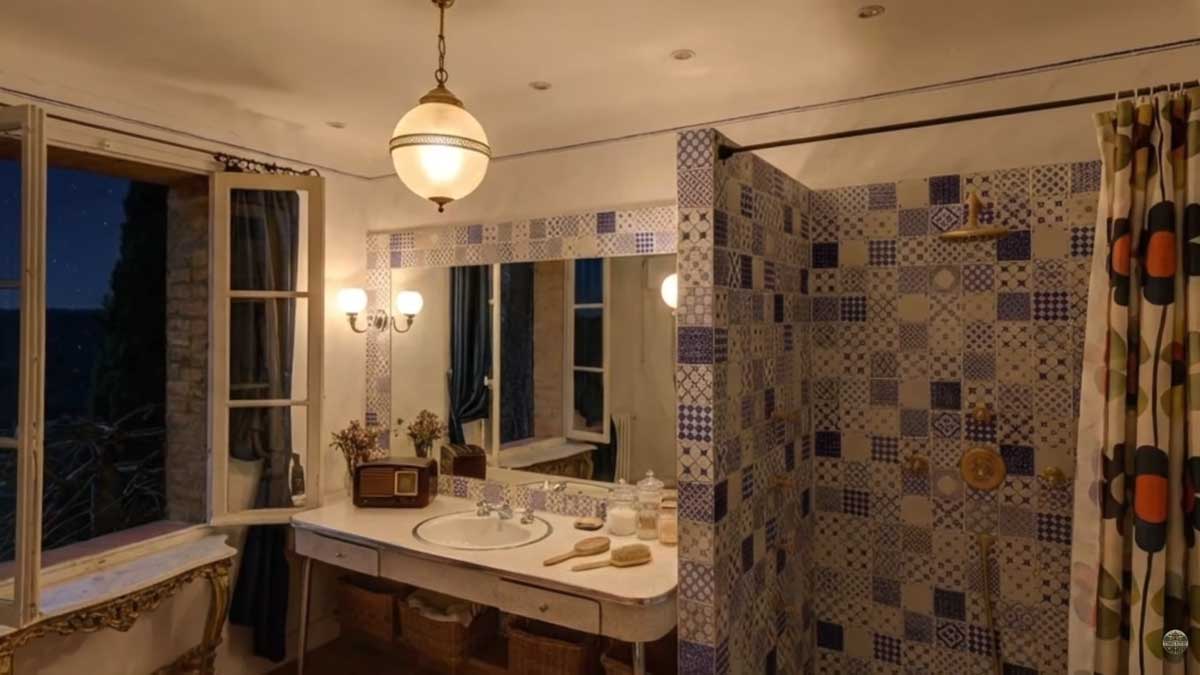 Barevná koupelna v historickém sídle Brigitte Bardot s mozaikovými obklady a vintage detaily