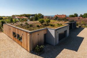 Moderní bungalov otevřený do zahrady, kde se žije jako na dovolené