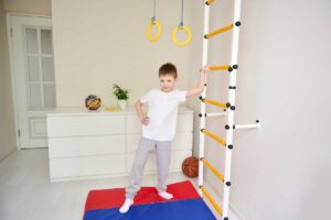 Dětský cvičební kout s hrazdou a gymnastickými kruhy v bytě