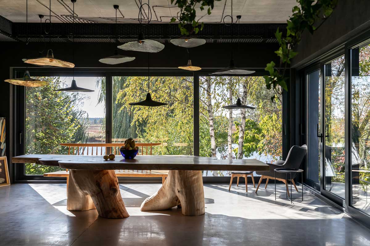 Jídelní stůl na terase domu Ridnyj s výhledem do zahrady a okolní krajiny