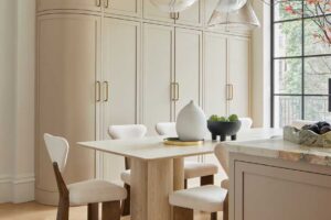 Detail jídelního stolu z dubového dřeva s čalouněnými židlemi