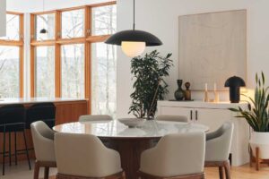 Jídelní kout s kulatým stolem kombinuje funkčnost a jemnou eleganci