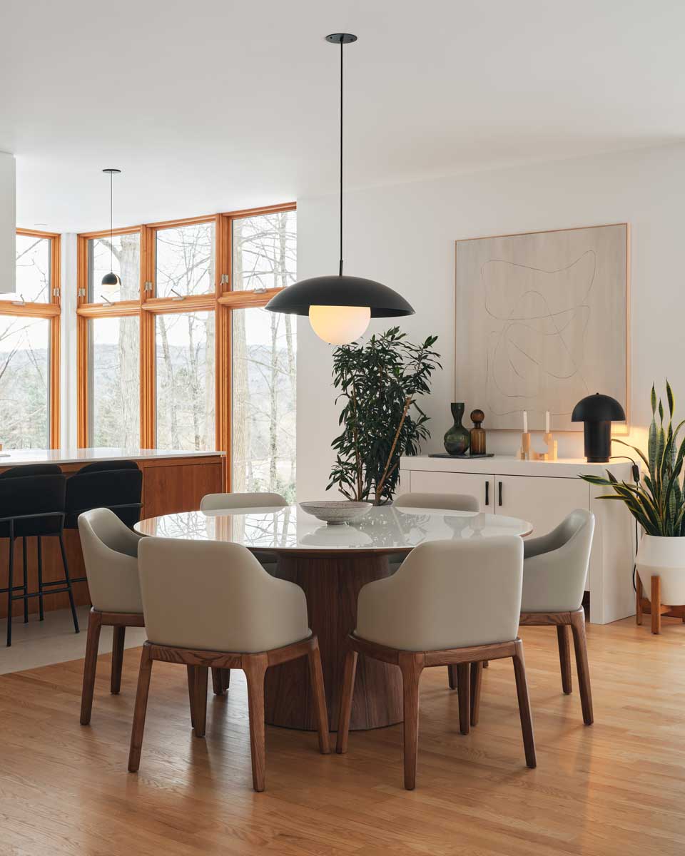 Jídelní kout s kulatým stolem kombinuje funkčnost a jemnou eleganci