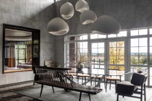 Masivní jídelní stůl v domě Ridnyj jako dominanta otevřeného obytného prostoru