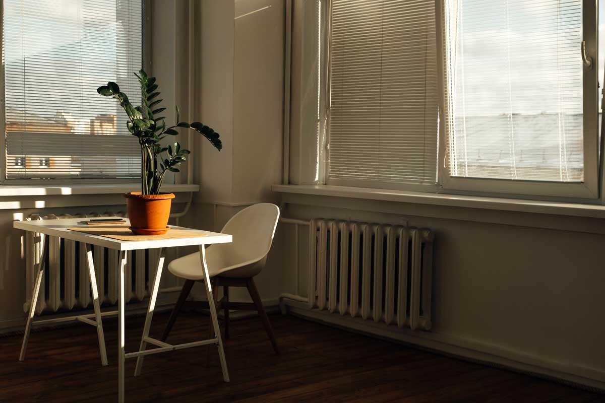 Jídelní stůl umístěný mimo radiátor umožňující lepší cirkulaci tepla v místnosti