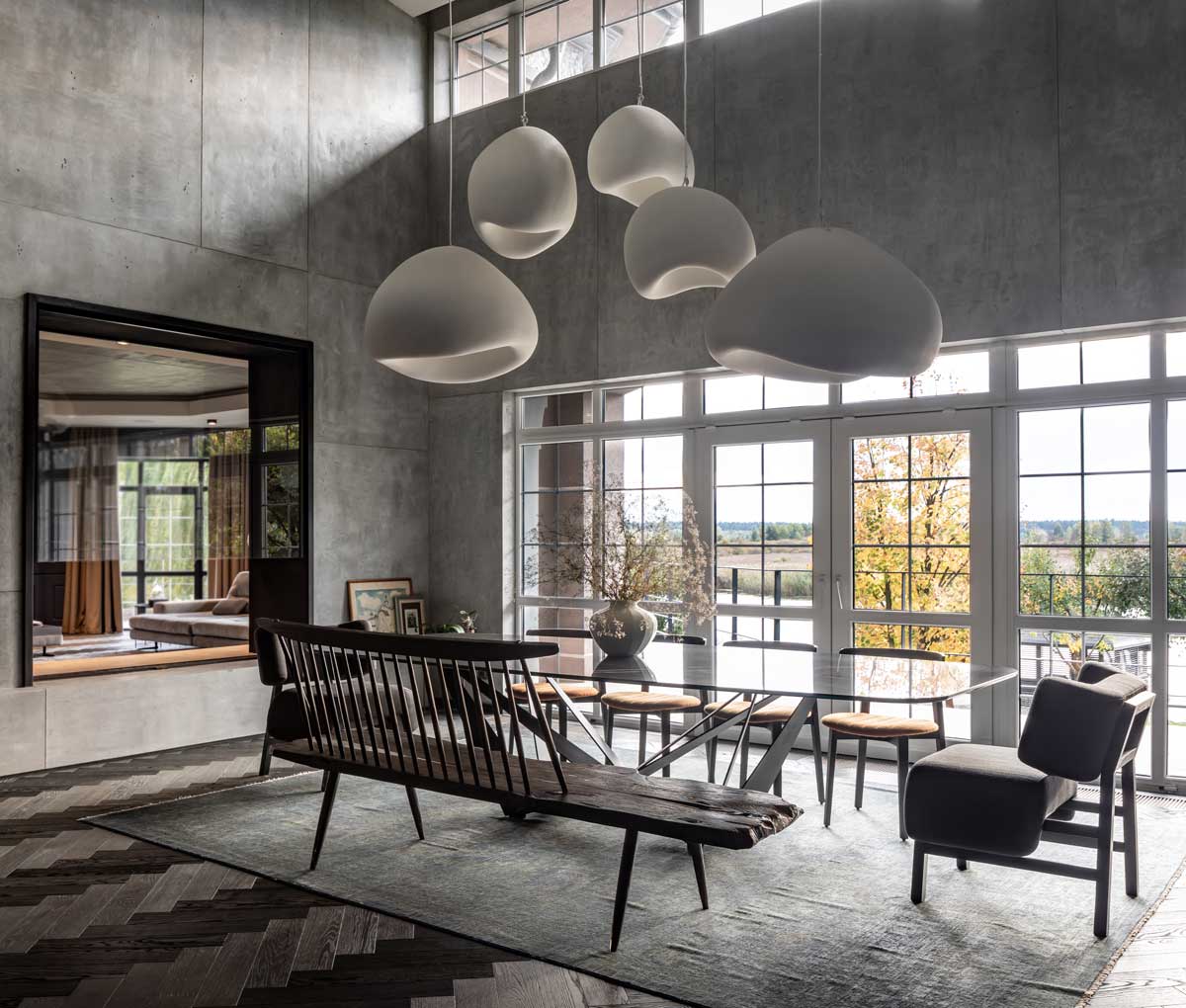 Masivní jídelní stůl v domě Ridnyj jako dominanta otevřeného obytného prostoru