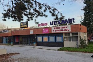 Budova kina Vesmír v Orlové s nápisy o pronájmu prostor.