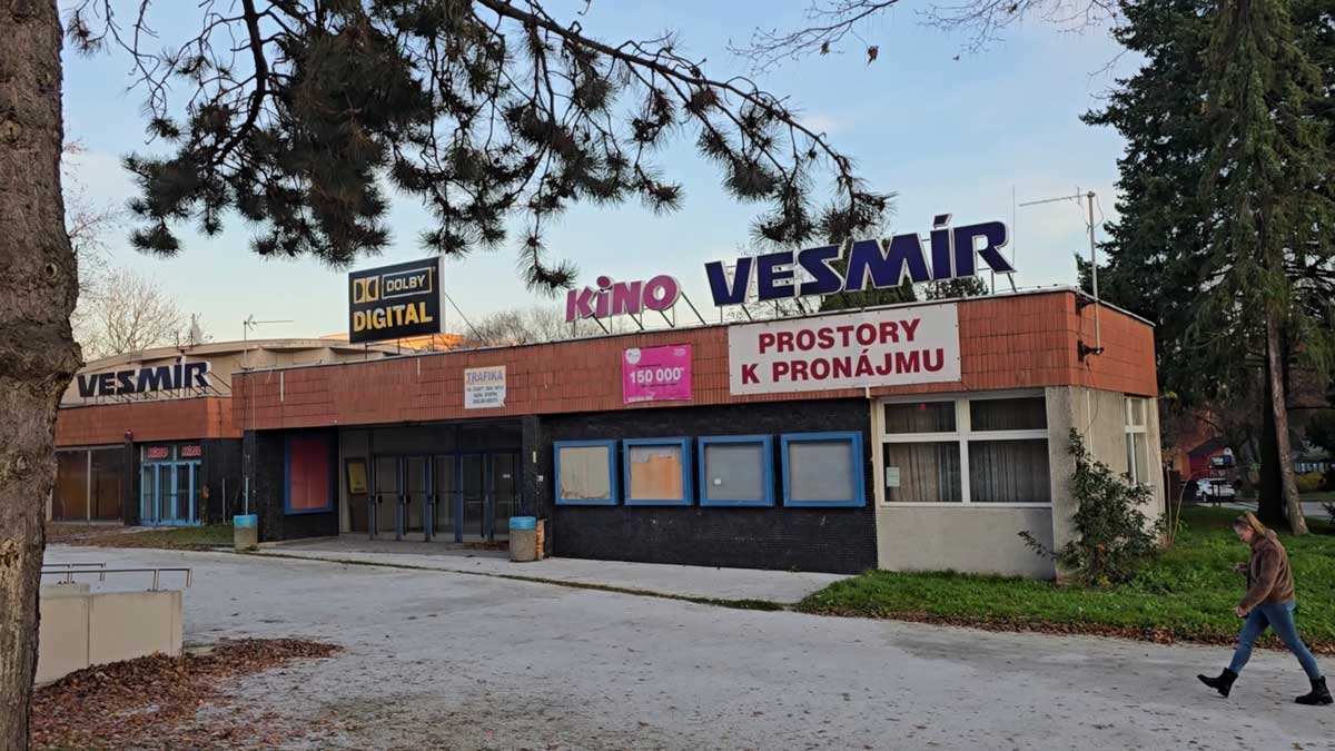 Budova kina Vesmír v Orlové s nápisy o pronájmu prostor.