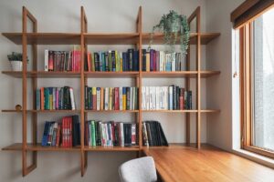 Vestavěná knihovna z přírodního dřeva nabízí praktické úložiště bez vizuálního zahlcení