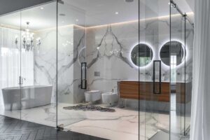 Minimalistická koupelna v domě Ridnyj s betonem, sklem a jemnými detaily