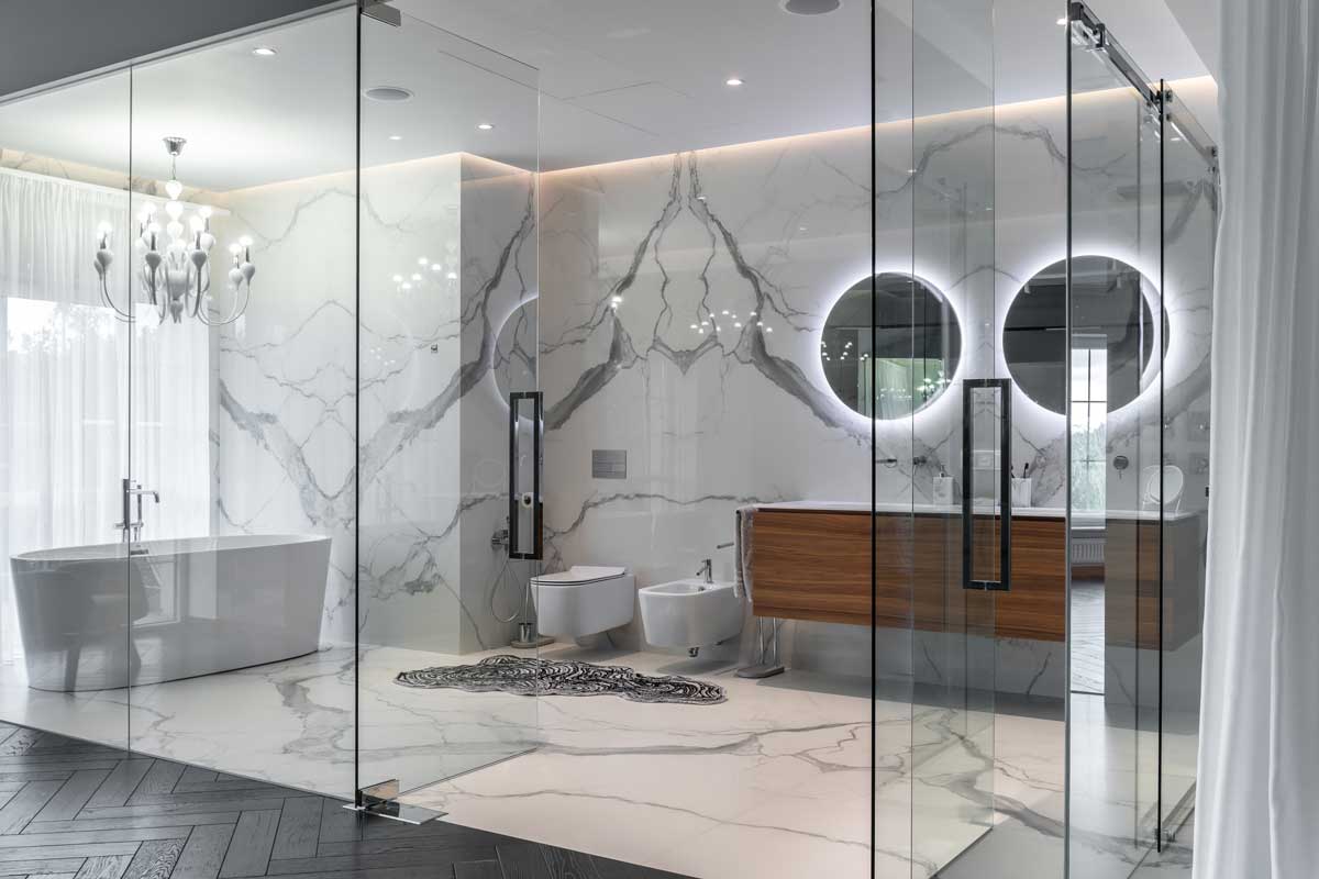 Minimalistická koupelna v domě Ridnyj s betonem, sklem a jemnými detaily