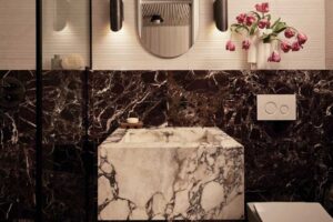 Koupelna s mramorovými obklady a decentním osvětlením