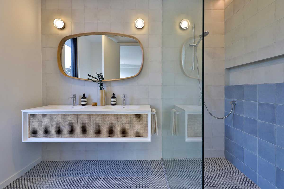 Koupelna se sprchovým koutem, dvojumyvadlem a oválným zrcadlem