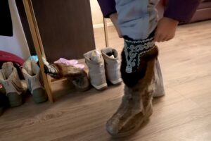 Tradiční jakutské kožešinové boty chrání nohy před mrazem klesajícím k minus sedmdesáti stupňům.