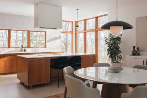 Méně nábytku, větší okna, víc přírody. Motto proměny domu inspirovaného modernismem 20. století