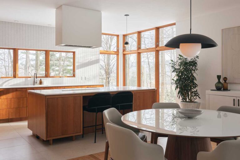 Propojení kuchyně a jídelny podporuje otevřenost a plynulost prostoru
