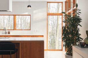 Detail kuchyně ukazuje precizní zpracování materiálů a nadčasový design