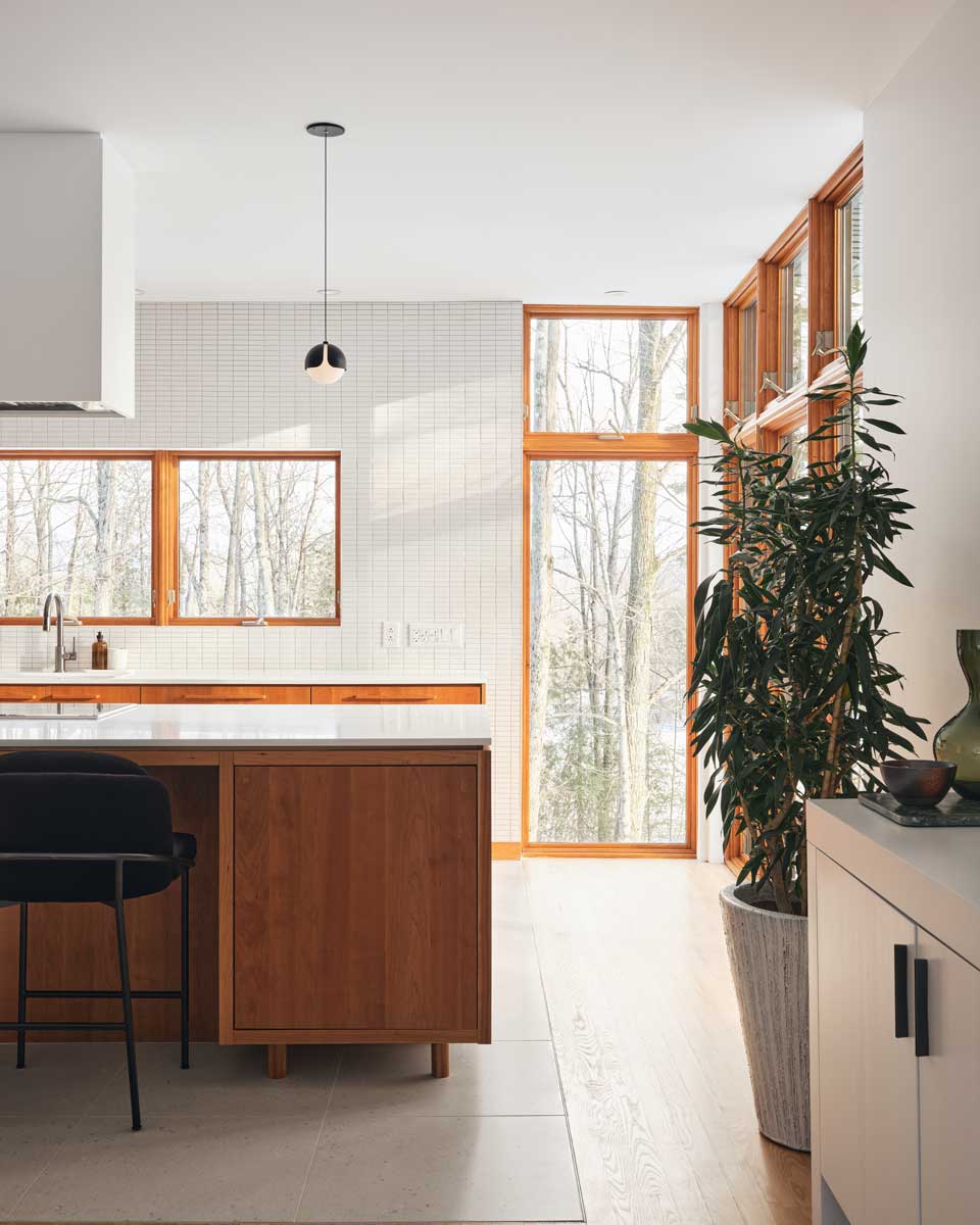 Detail kuchyně ukazuje precizní zpracování materiálů a nadčasový design