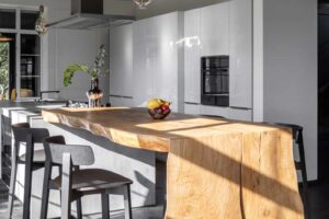 Kuchyně s masivním dubovým ostrůvkem a vestavnými spotřebiči