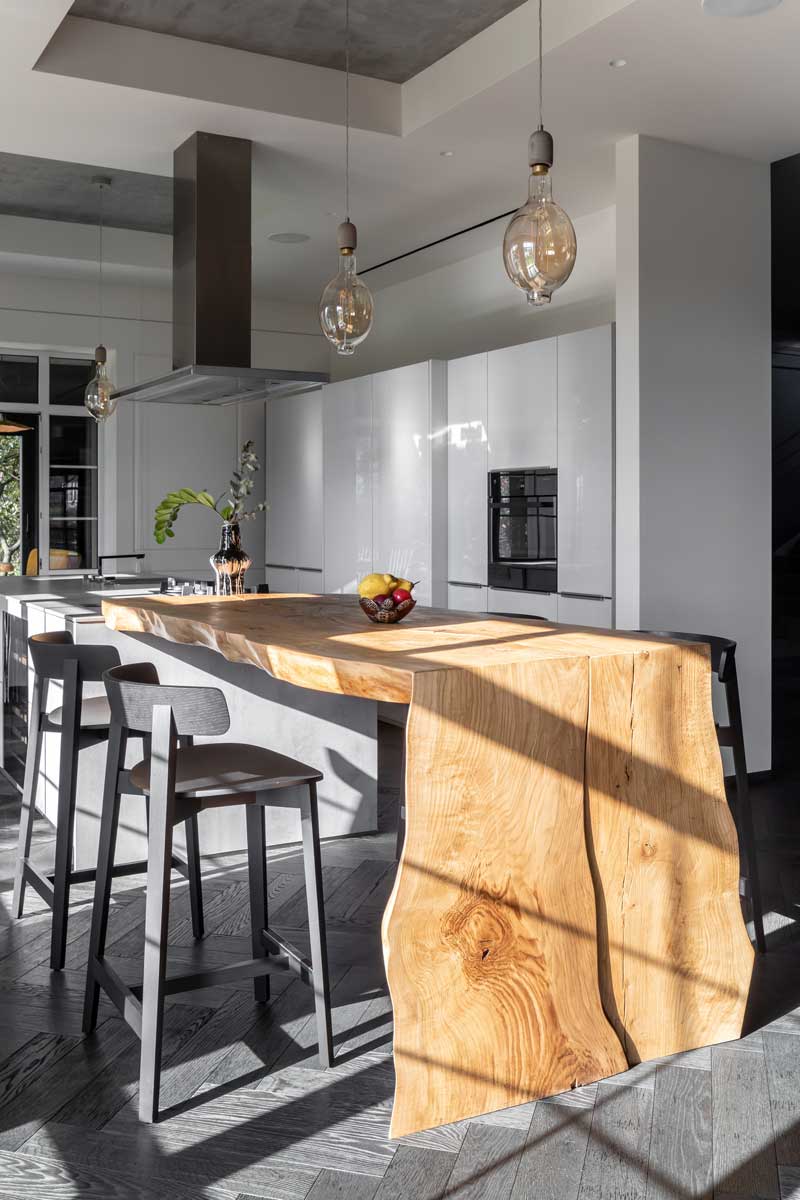 Kuchyně s masivním dubovým ostrůvkem a vestavnými spotřebiči